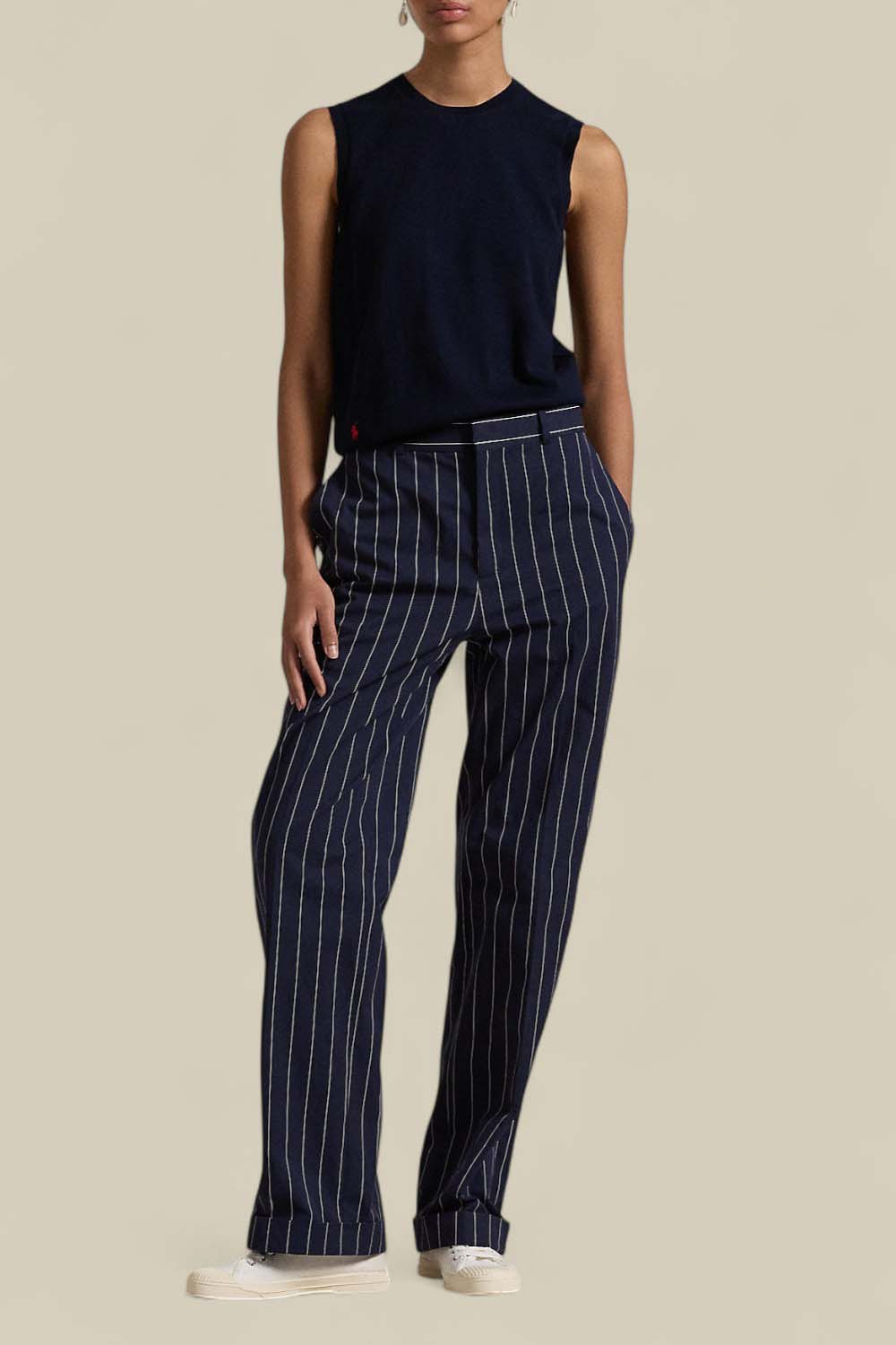 תמונת כל הלוק של גופיית סריג